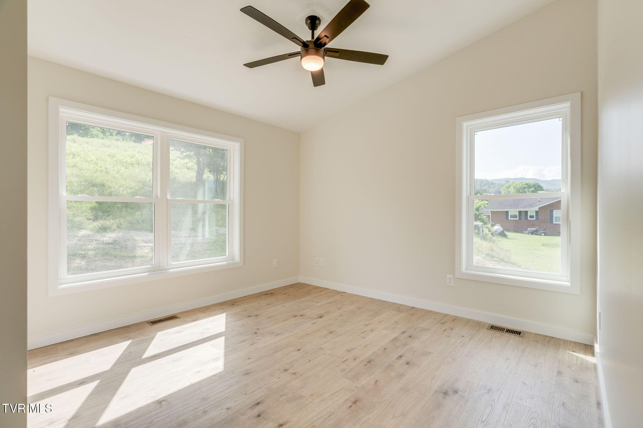 1385 Gap Creek Road Elizabethton, TN 37643 - Photo 19 of 40 015