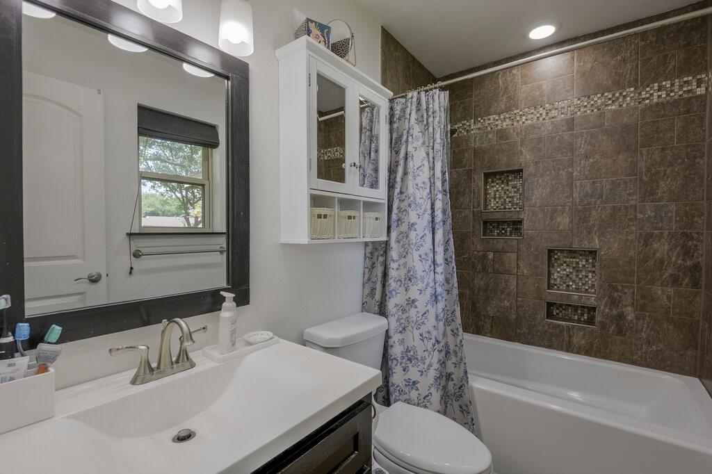 109 Spring Hill Road Red Oak, TX 75154 - Photo 9 of 12 Primary Bathroom