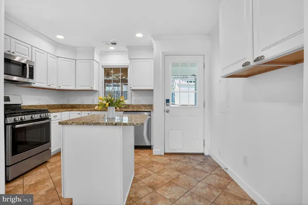 $760,000 | 6610 Cavalier Drive, Alexandria, VA 22307