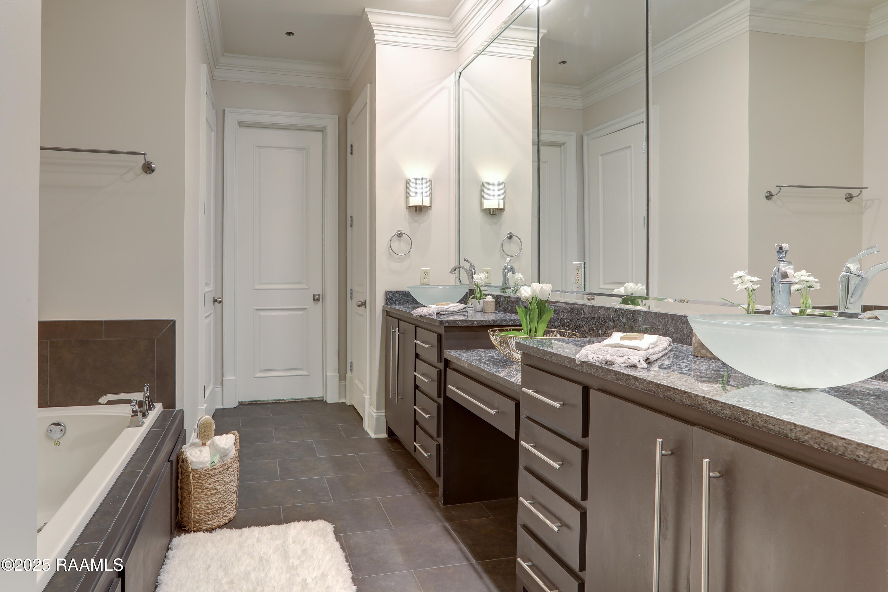 605 Silverstone Road, Unit 205B Lafayette, LA 70508 - Photo 18 of 48 Primary bathroom