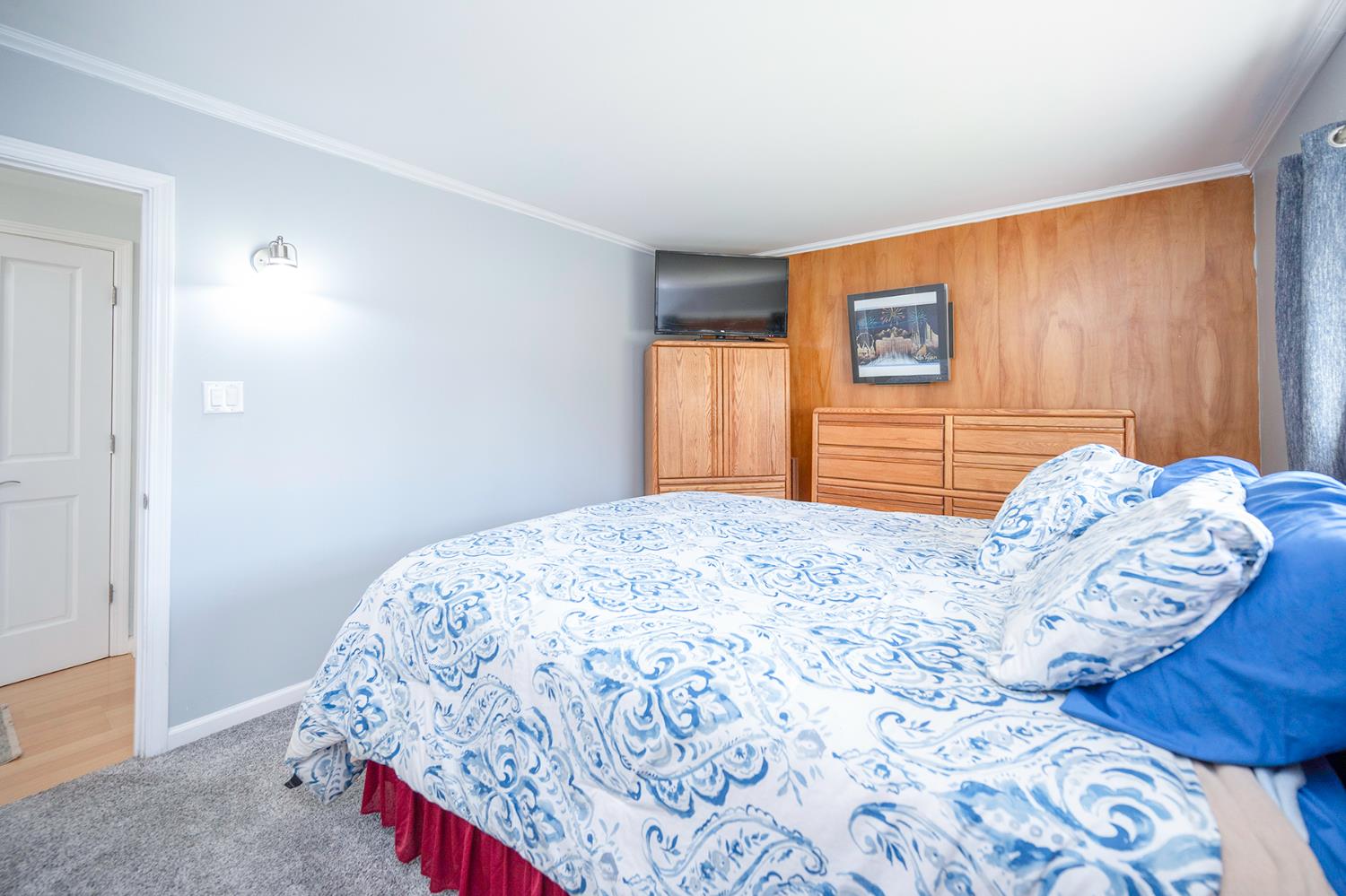 524 Williams Street Murphys, CA 95247 - Photo 29 of 64 a bedroom with a bed and a dresser