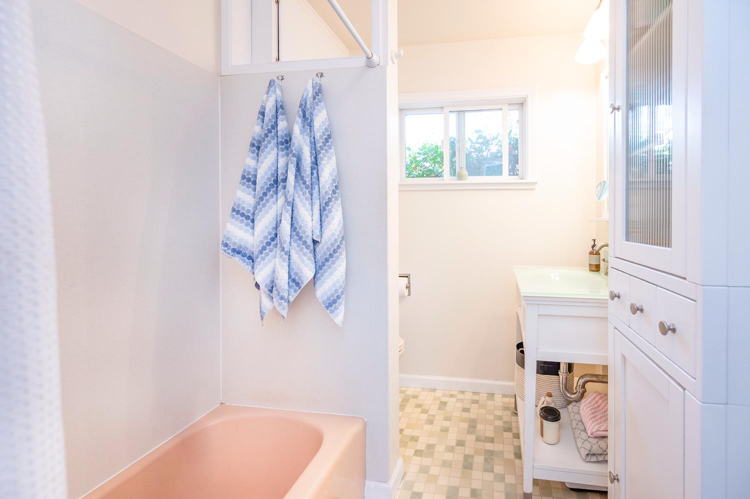 524 Williams Street Murphys, CA 95247 - Photo 32 of 64 a bathroom with a bathtub and a shower
