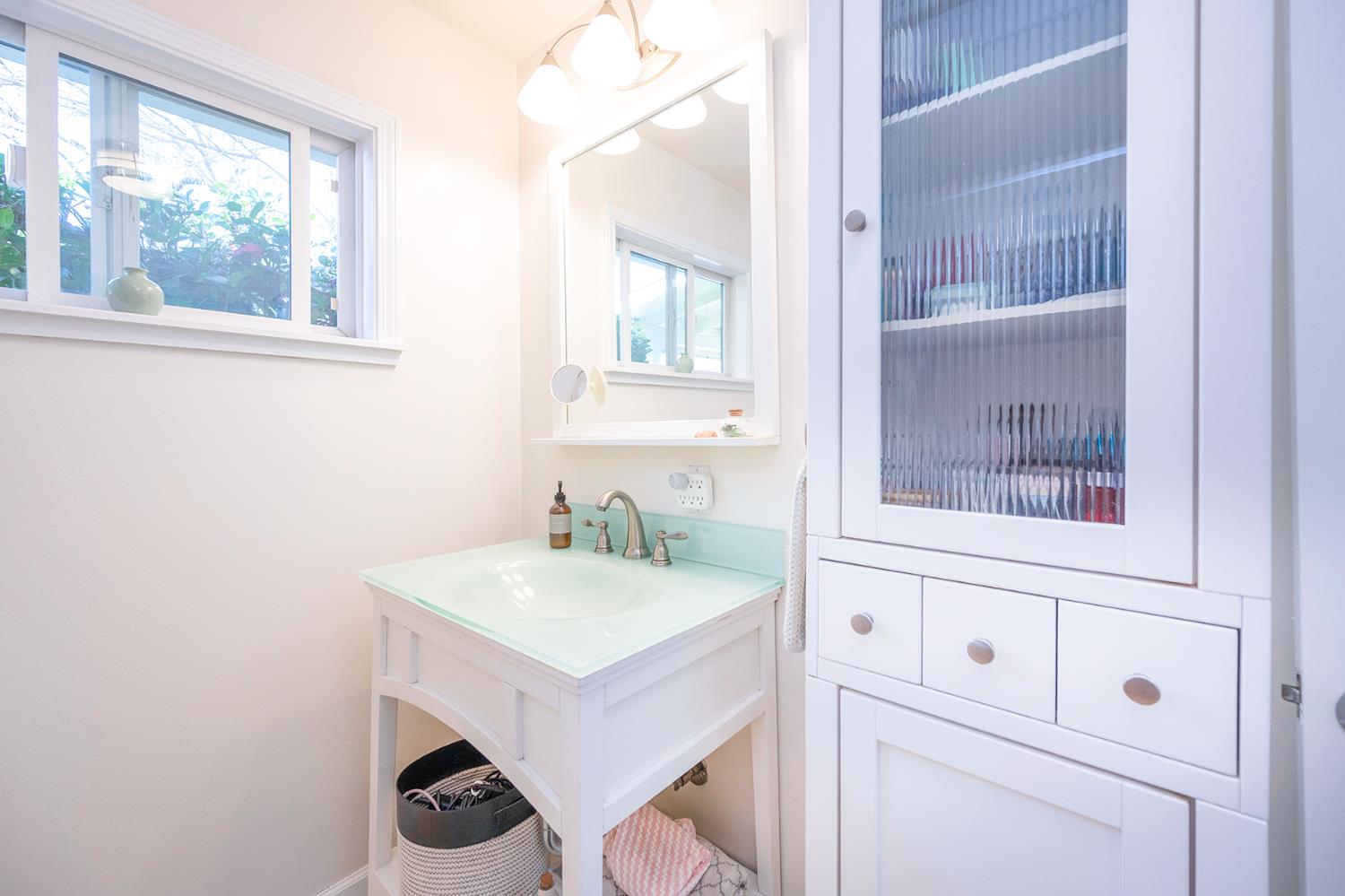 524 Williams Street Murphys, CA 95247 - Photo 33 of 64 a bathroom with a sink a vanity and a window