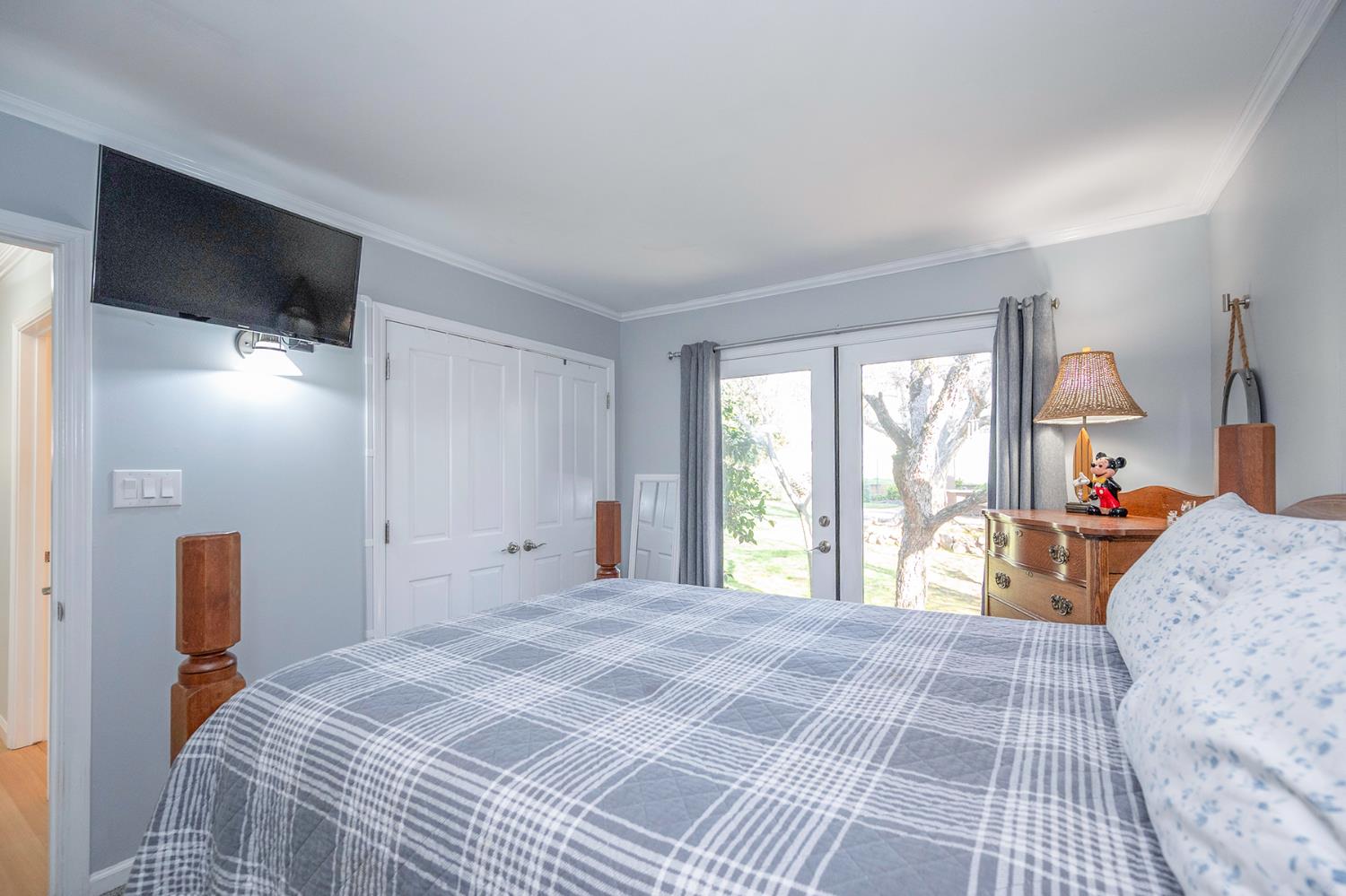 524 Williams Street Murphys, CA 95247 - Photo 35 of 64 a bedroom with a large bed and a flat tv screen on dresser