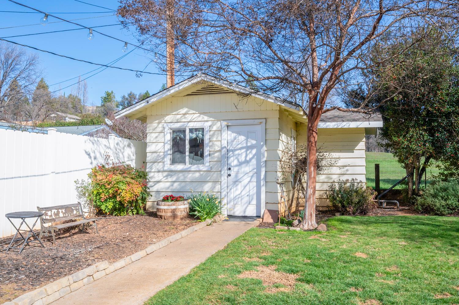 524 Williams Street Murphys, CA 95247 - Photo 50 of 64 a front view of a house with garden