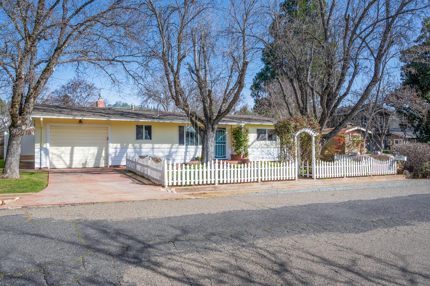 524 Williams Street Murphys, CA 95247 - Photo 5 of 64 a view of a house with a outdoor space