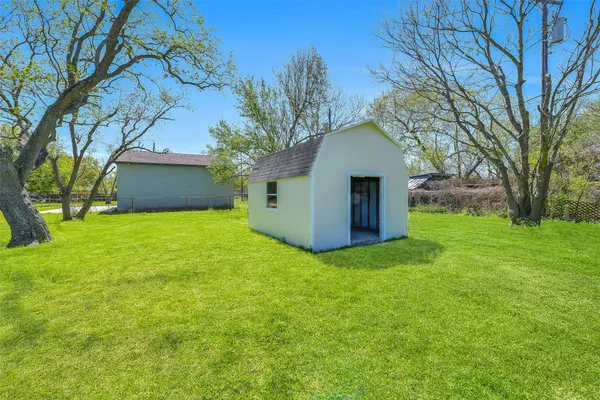 a view of a house with yard and tree s