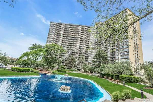 $559,000 | 2 Bay Club Drive, Unit 11F | Bay Terrace