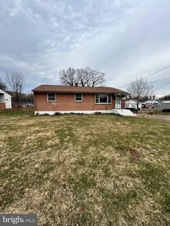 $1,650 | 136 Locust Avenue, Winchester, VA 22601