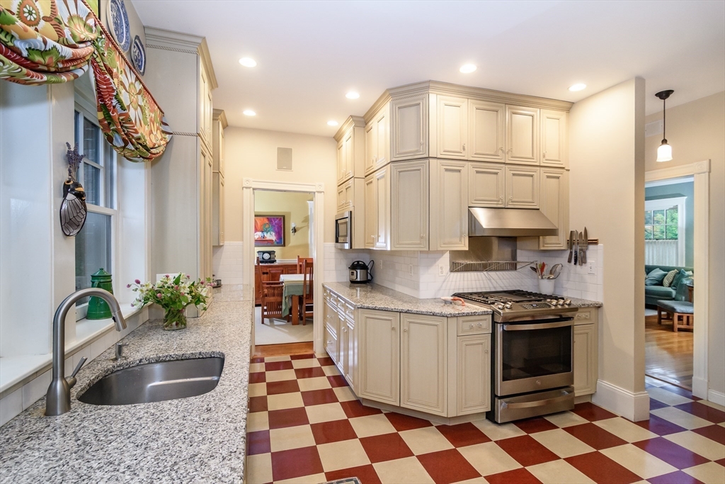 18 Eaton Court Wellesley, MA 02481 - Photo 9 of 27