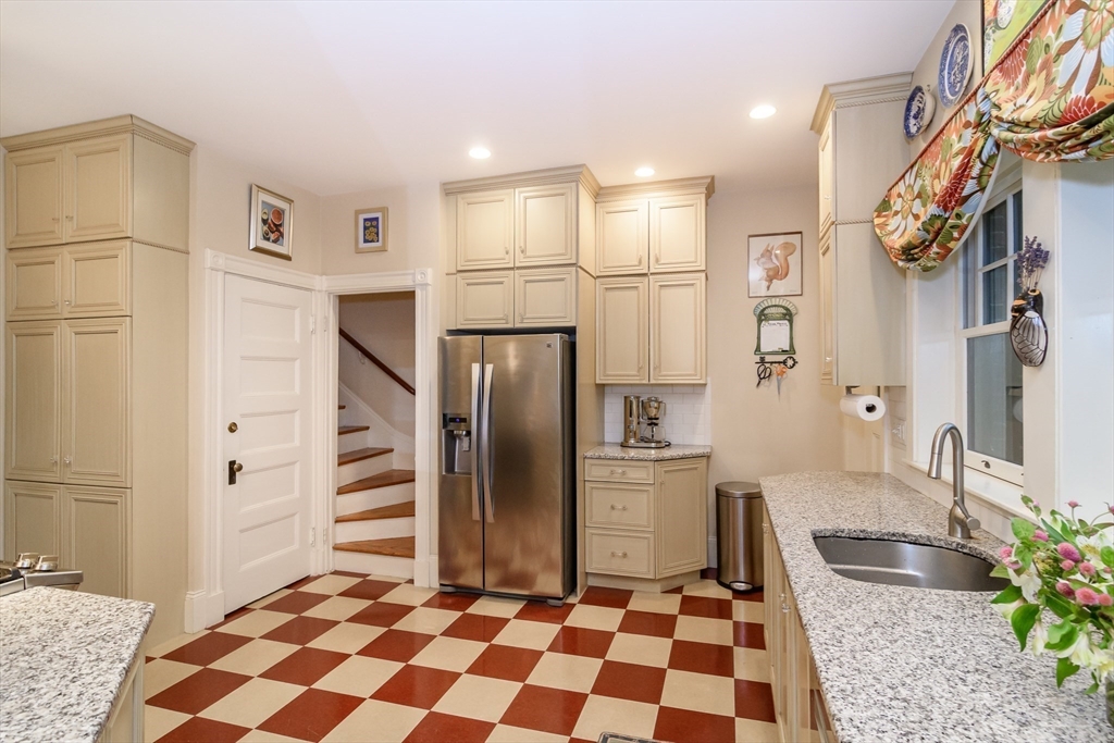 18 Eaton Court Wellesley, MA 02481 - Photo 10 of 27