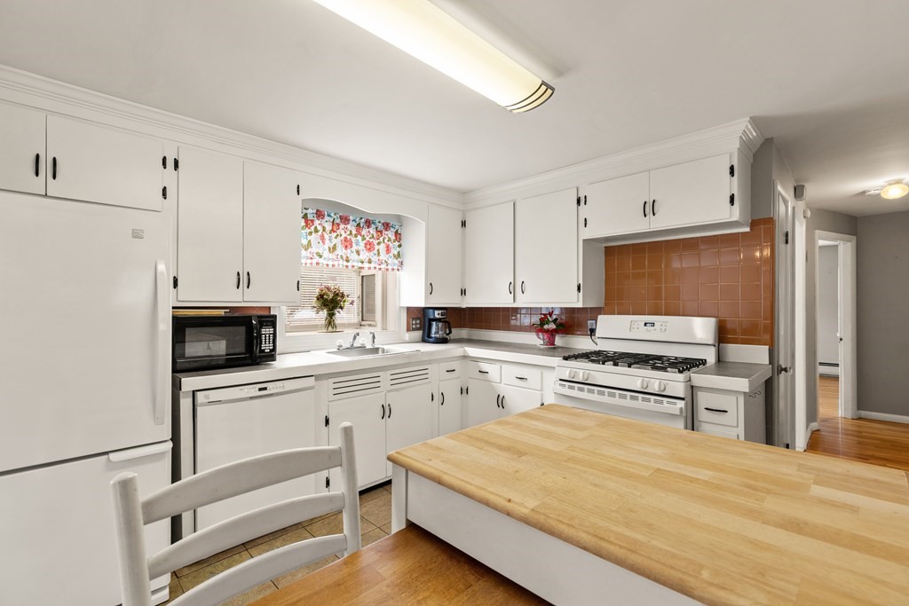 9 Davis Road Tewksbury, MA 01876 - Photo 16 of 36 Gallery Image 16