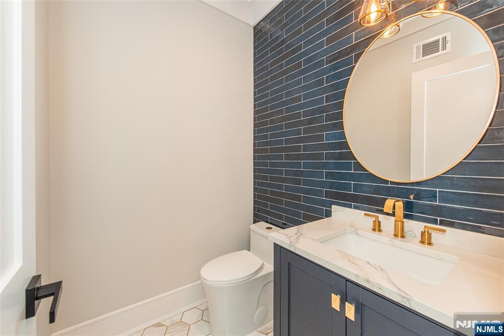 722 Erie Road Paramus, NJ 07652 - Photo 16 of 46