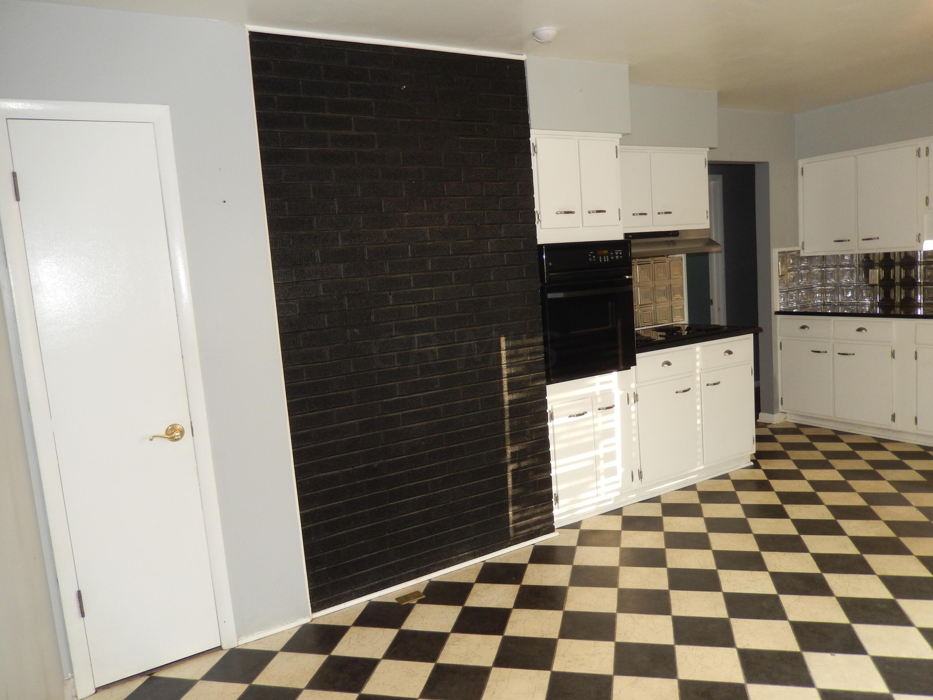 5587 Hazelwood Road Columbus, OH 43229 - Photo 18 of 47 Kitchen with walk-in pantry