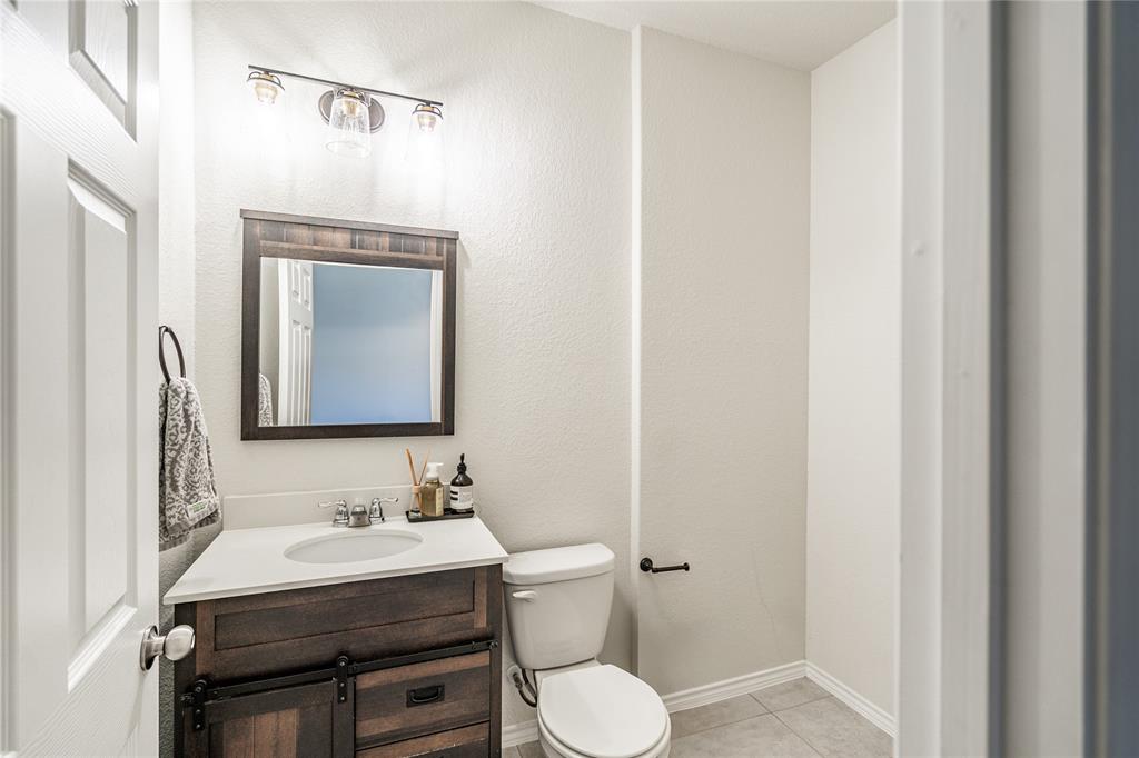 547 Saturnia Drive Georgetown, TX 78628 - Photo 10 of 39 a bathroom with a sink toilet and mirror