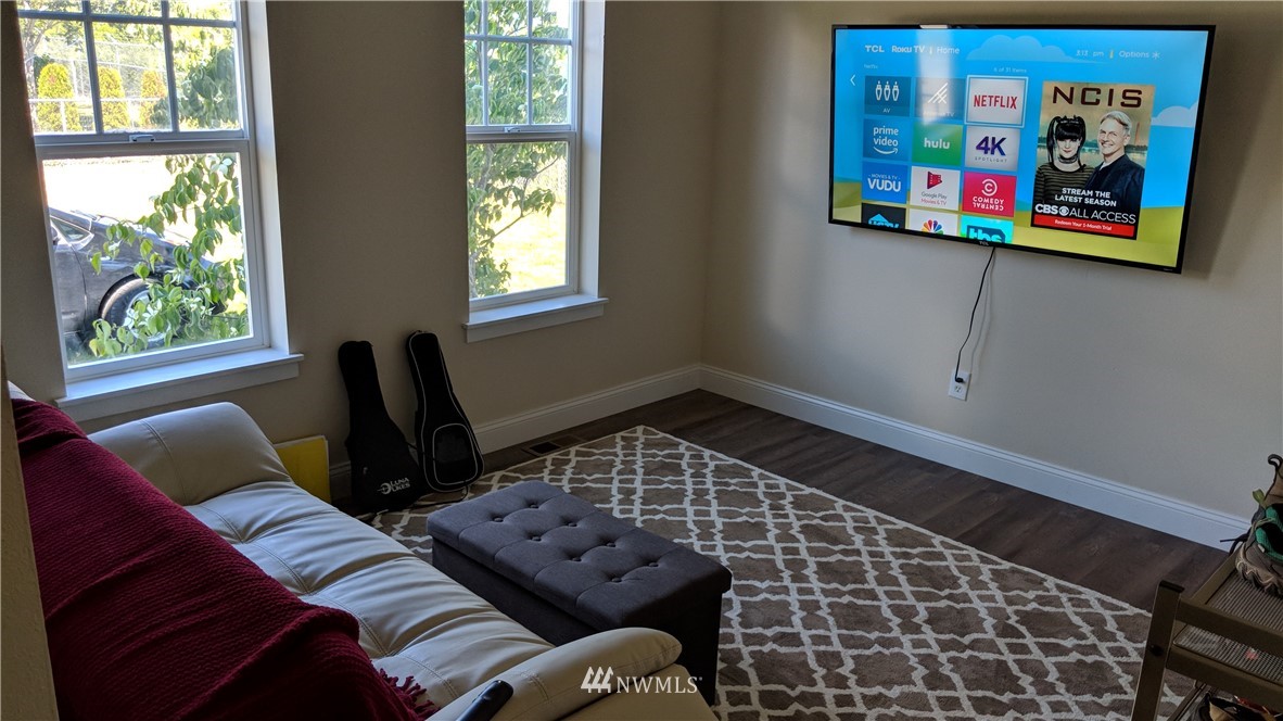 3224 Locust Avenue Bellingham, WA 98225 - Photo 26 of 28 a view of a livingroom with furniture and windows