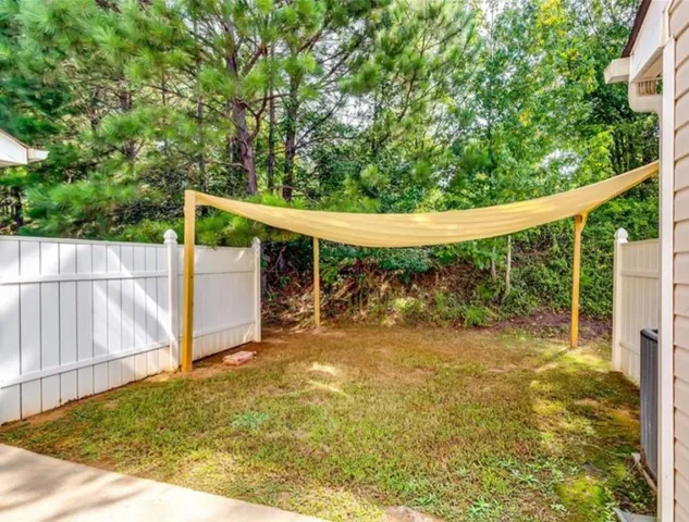 a view of a backyard