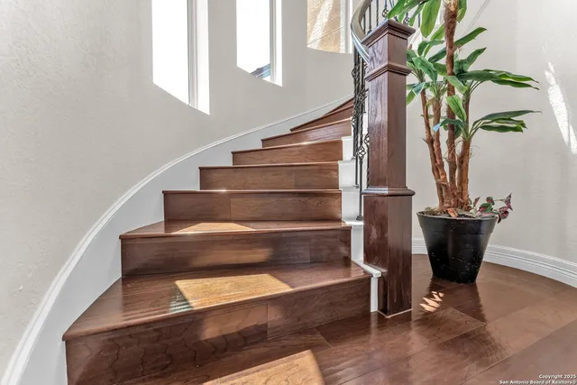 a view of entryway with a potted plant