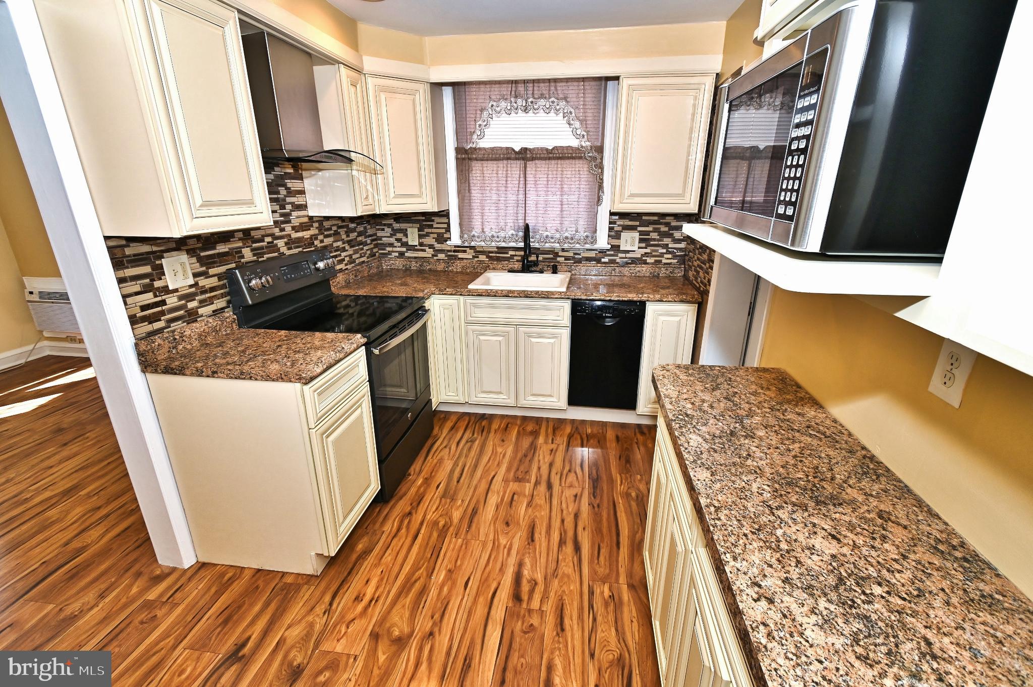 933 Fanshawe Street Philadelphia, PA 19111 - Photo 10 of 73