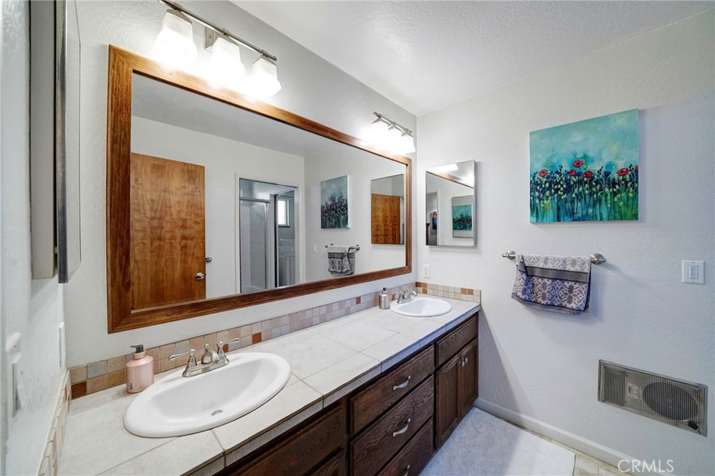 704 Old Meadow Valley Road Quincy, CA 95971 - Photo 20 of 38 a spacious bathroom with double sink and a mirror