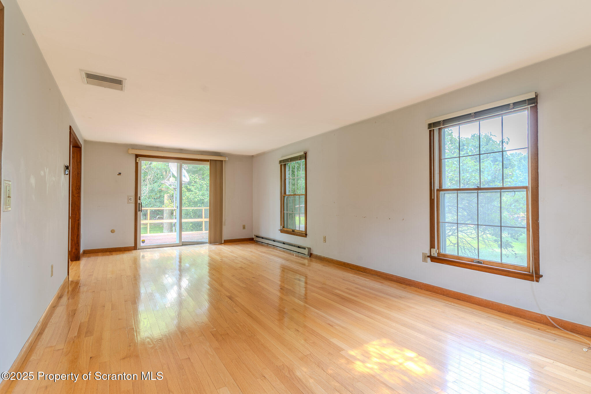 1001 Pheasant Run Road Clarks Summit, PA 18411 - Photo 4 of 52 Living Room