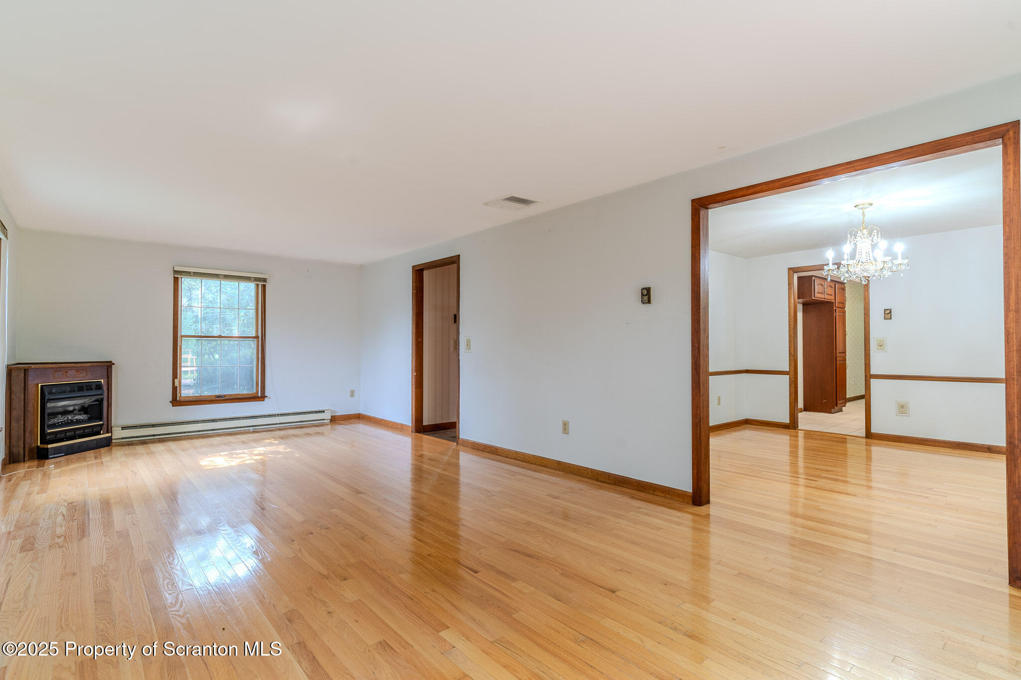 1001 Pheasant Run Road Clarks Summit, PA 18411 - Photo 6 of 52 Living Room