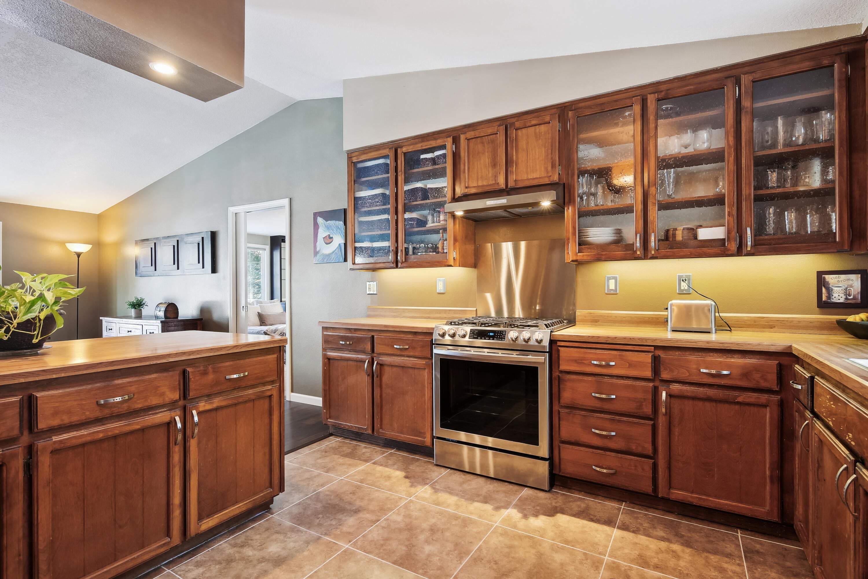 20466 Mainline Road Bend, OR 97702 - Photo 10 of 35 main_level-kitchen-og8a3200