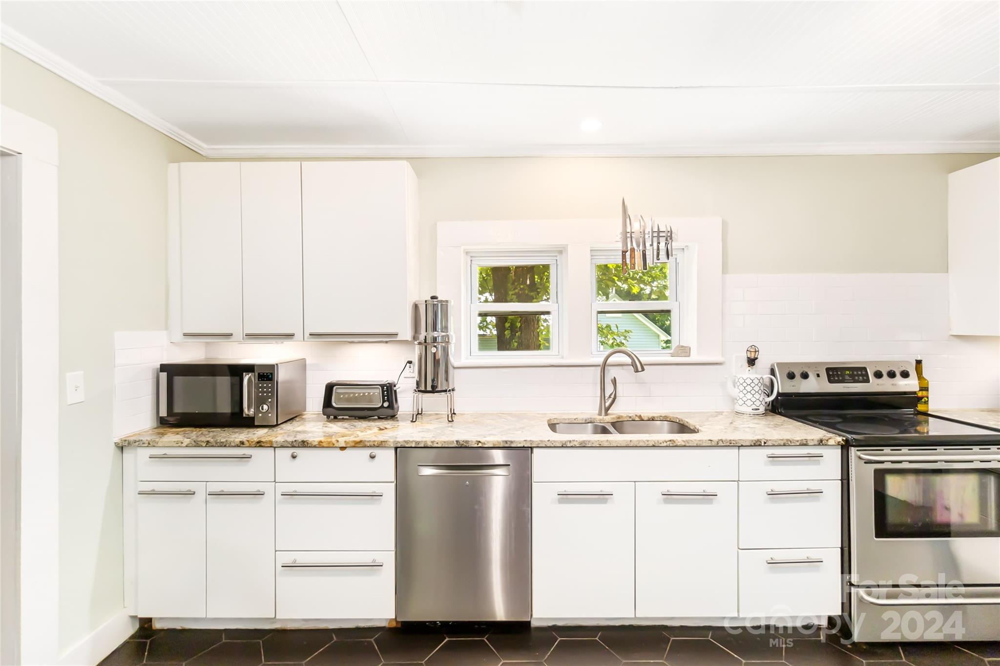 5500 Wilora Lake Road Charlotte, NC 28212 - Photo 12 of 32 a kitchen with appliances a sink and cabinets