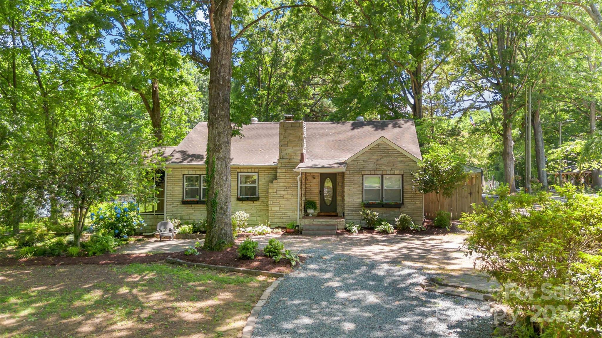 5500 Wilora Lake Road Charlotte, NC 28212 - Photo 2 of 32 a front view of a house with garden