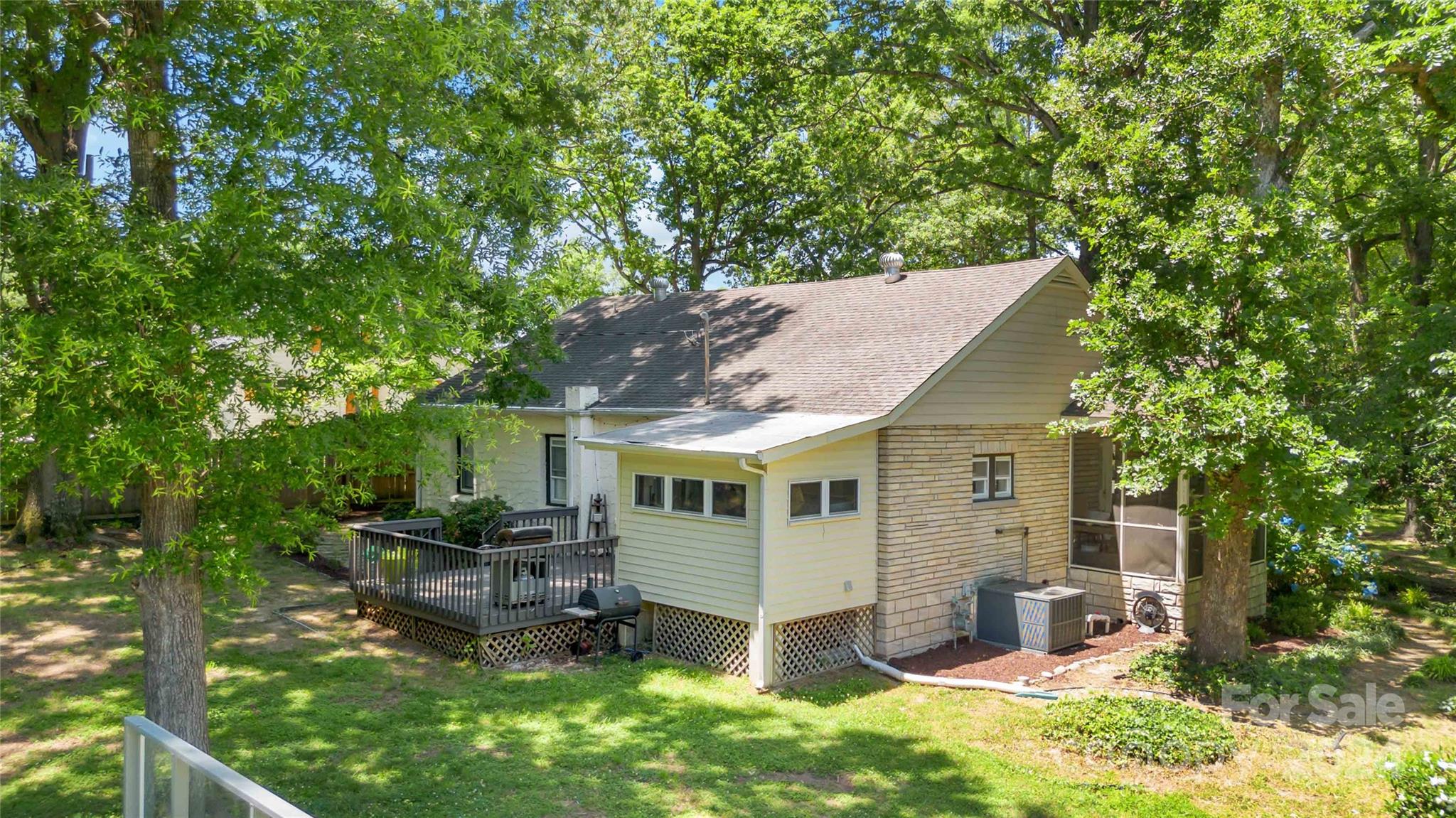 5500 Wilora Lake Road Charlotte, NC 28212 - Photo 25 of 32 front view of a house with a yard