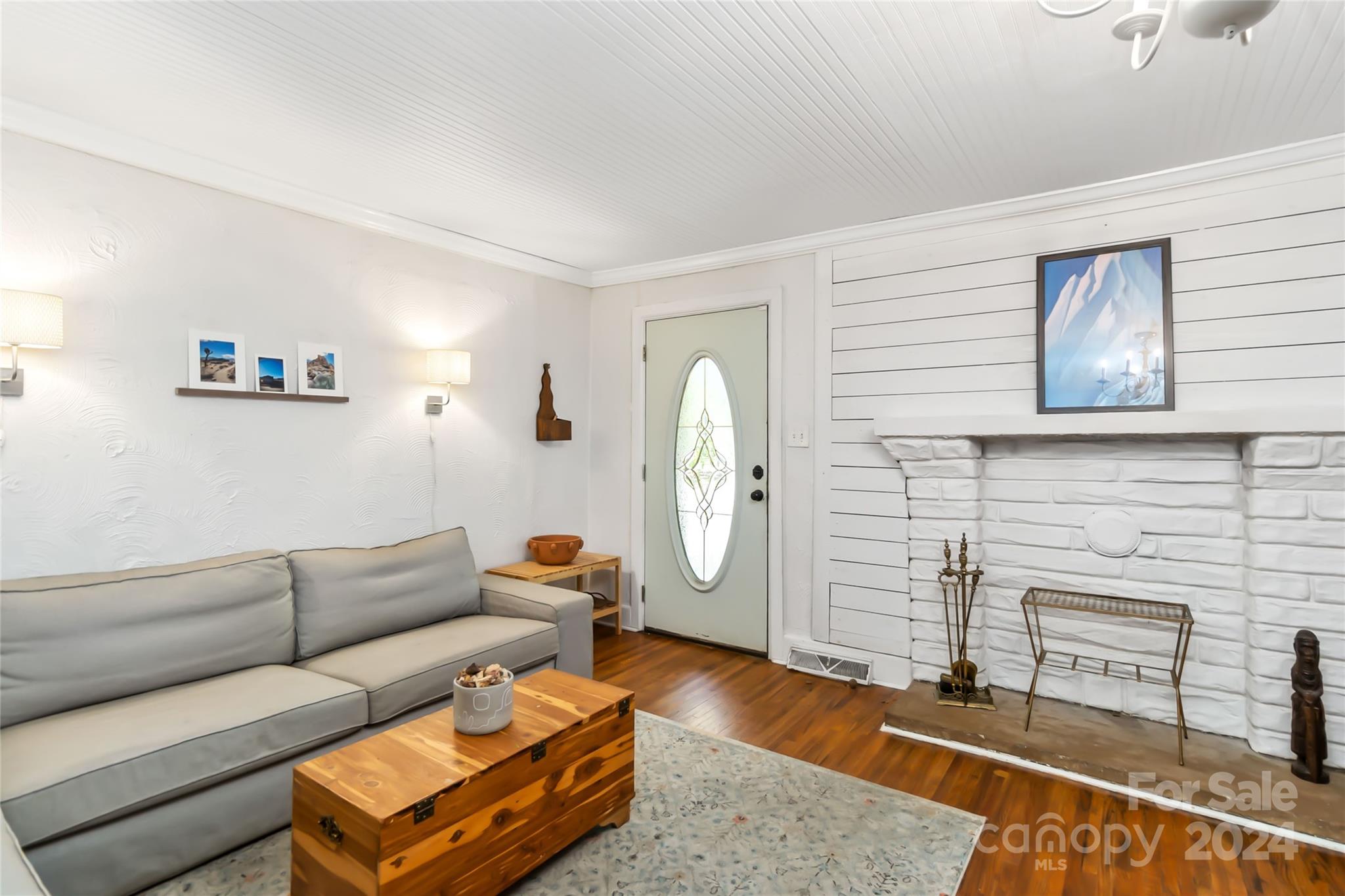 5500 Wilora Lake Road Charlotte, NC 28212 - Photo 4 of 32 a living room with furniture a rug and white walls
