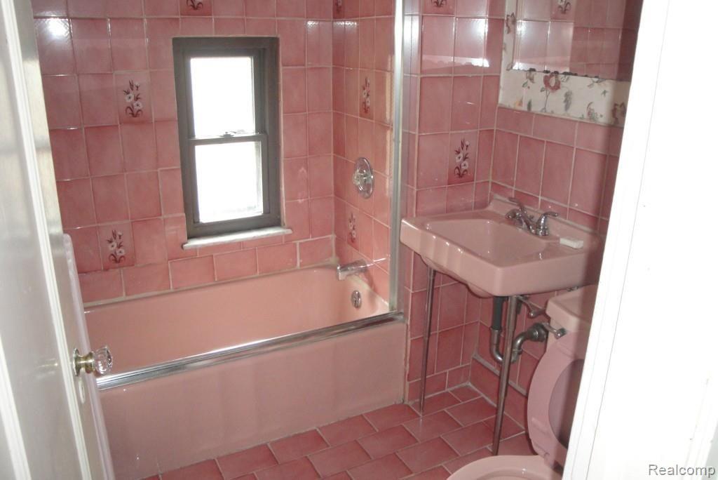 560 Barrington Road Grosse Pointe, MI 48230 - Photo 23 of 26 Barrington 560 038.jpg
