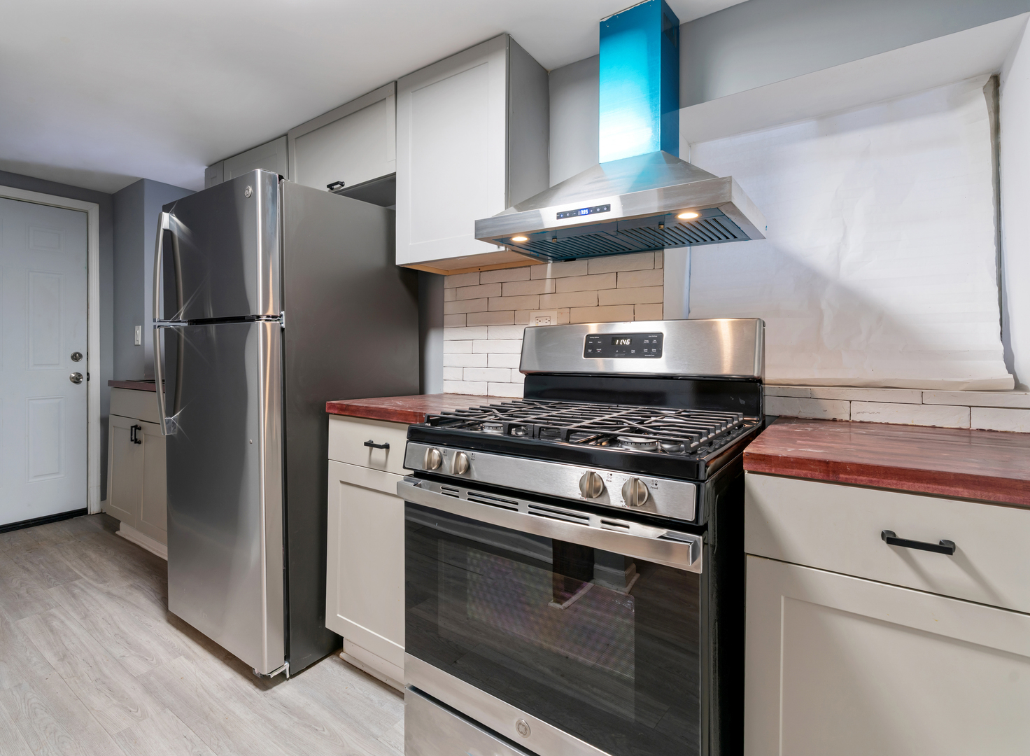 5431 South Indiana Avenue, Unit G Chicago, IL 60615 - Photo 4 of 10 a stove top oven sitting inside of a kitchen