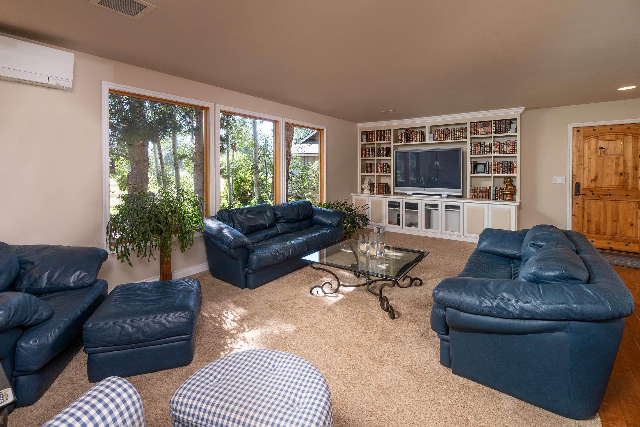65111 Highland Road Bend, OR 97703 - Photo 13 of 37 Open family room