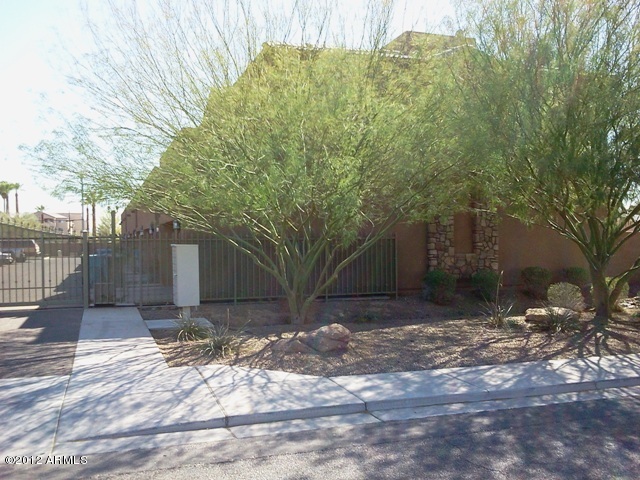 897 East Roma Avenue, Unit 4 Phoenix, AZ 85014 - Photo 4 of 25 2012-03-14 14