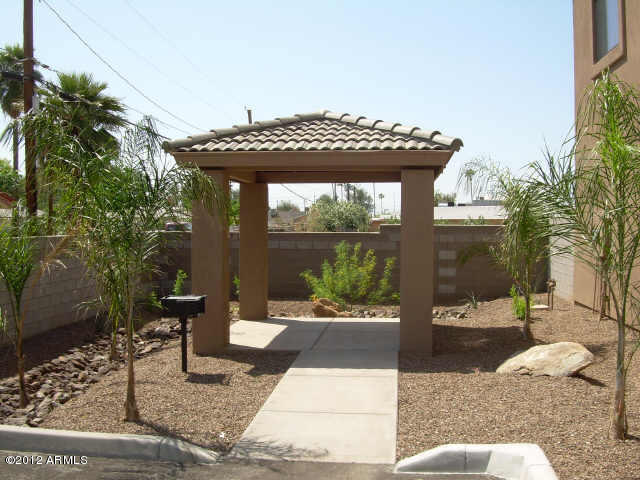 897 East Roma Avenue, Unit 4 Phoenix, AZ 85014 - Photo 5 of 25 897-E-Roma-Common-Area