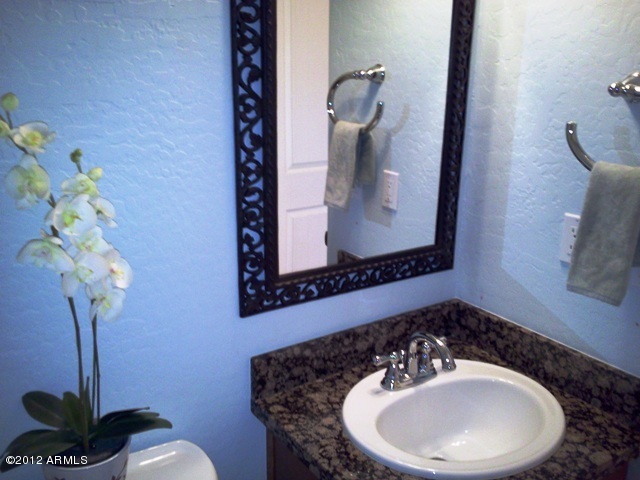 897 East Roma Avenue, Unit 4 Phoenix, AZ 85014 - Photo 8 of 25 2012-03-14 14