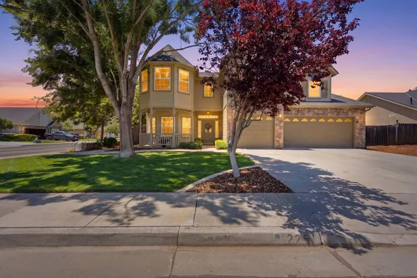 $549,900 | 2254 North Foxhill Place, Hanford, CA 93230