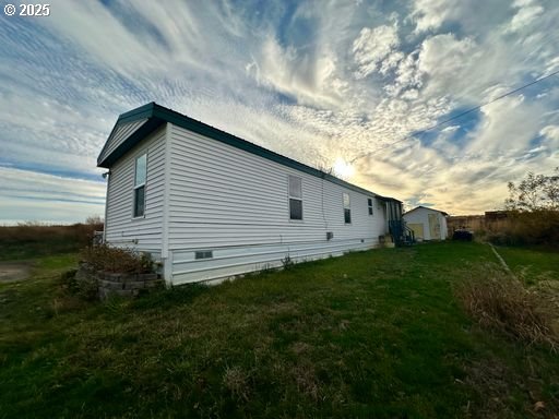 941 Southeast 9th Street Pendleton, OR 97801 - Photo 33 of 36 a view of a backyard with plants and a large tree