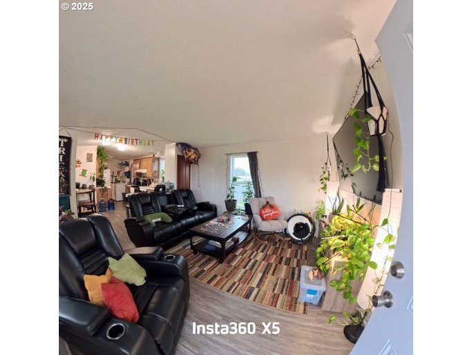 941 Southeast 9th Street Pendleton, OR 97801 - Photo 5 of 36 a living room with furniture and flowers