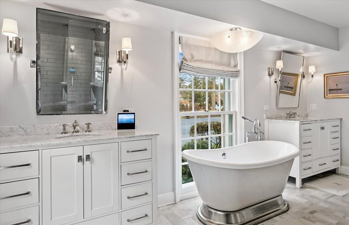 45 Woodley Road Winnetka, IL 60093 - Photo 42 of 61 a bathroom with a toilet sink and mirror