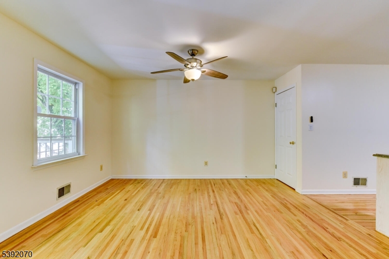 5 Berkeley Square Berkeley Heights, NJ 07922 - Photo 13 of 32