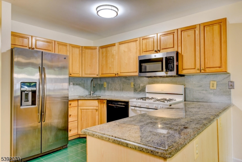 5 Berkeley Square Berkeley Heights, NJ 07922 - Photo 6 of 32