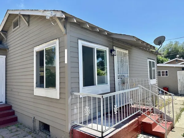 $2,300 | 3811 Birch Street, San Diego, CA 92113