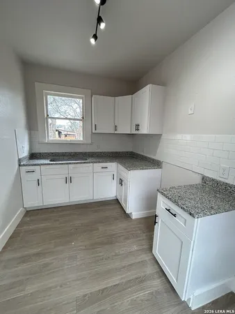 $925 | 329 Hot Wells Boulevard, Unit R, San Antonio, TX 78223