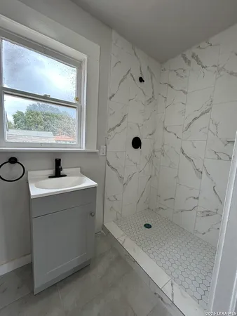 $925 | 329 Hot Wells Boulevard, Unit R, San Antonio, TX 78223