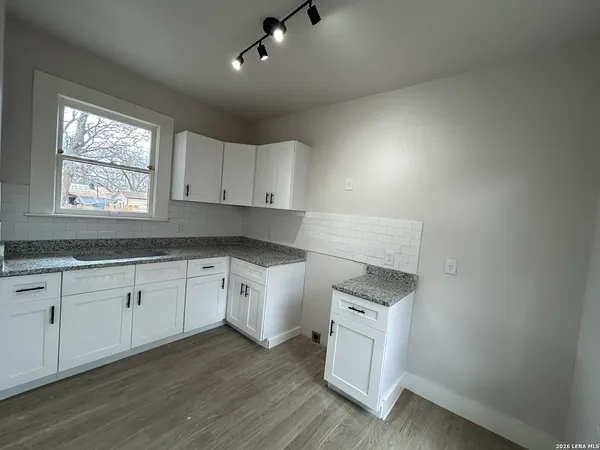 $925 | 329 Hot Wells Boulevard, Unit R, San Antonio, TX 78223