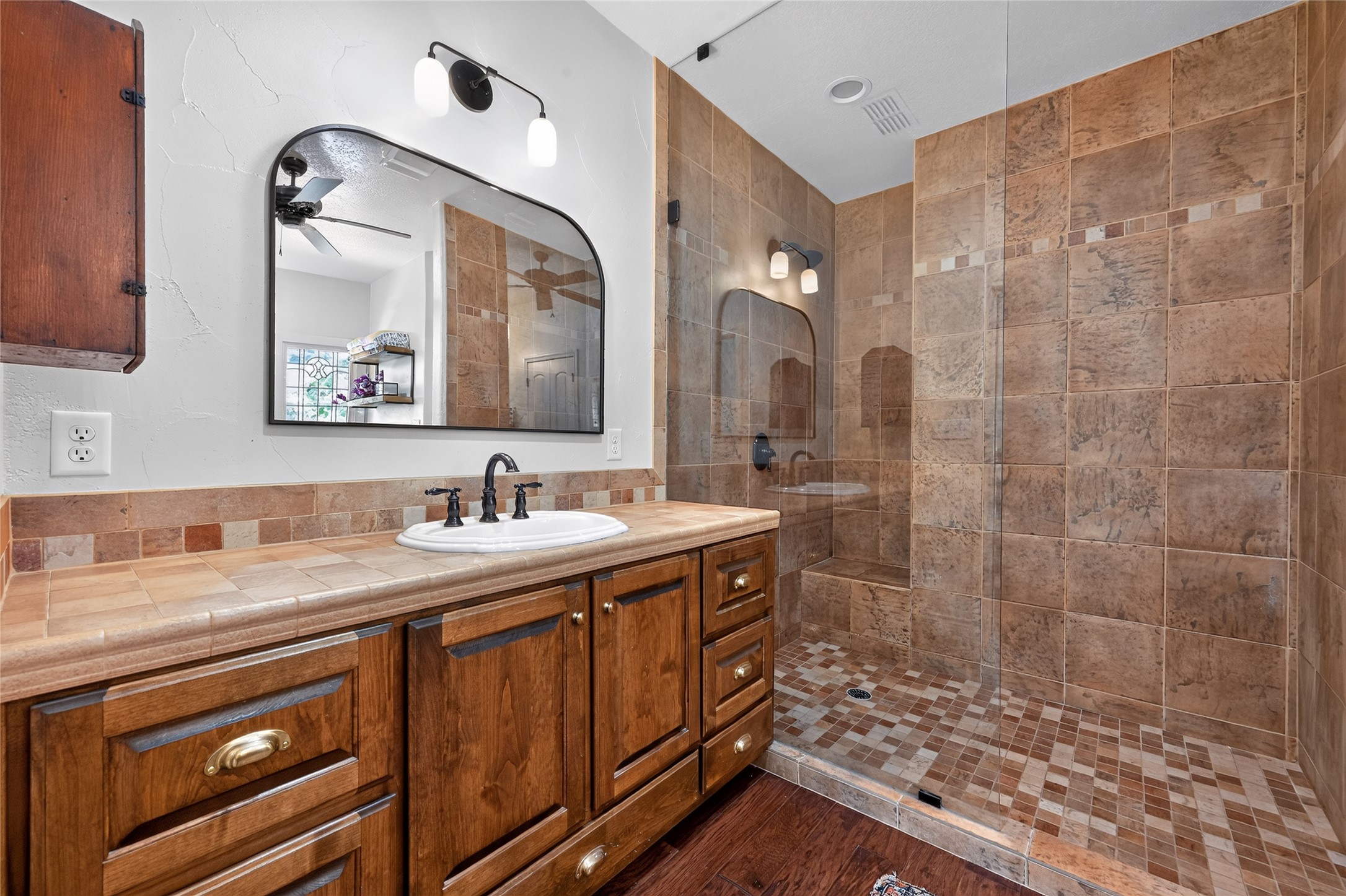 700 Willow Creek Road Salado, TX 76571 - Photo 20 of 39 Primary bath with dual vanities, updated lighting and mirrors and large walk-in shower.