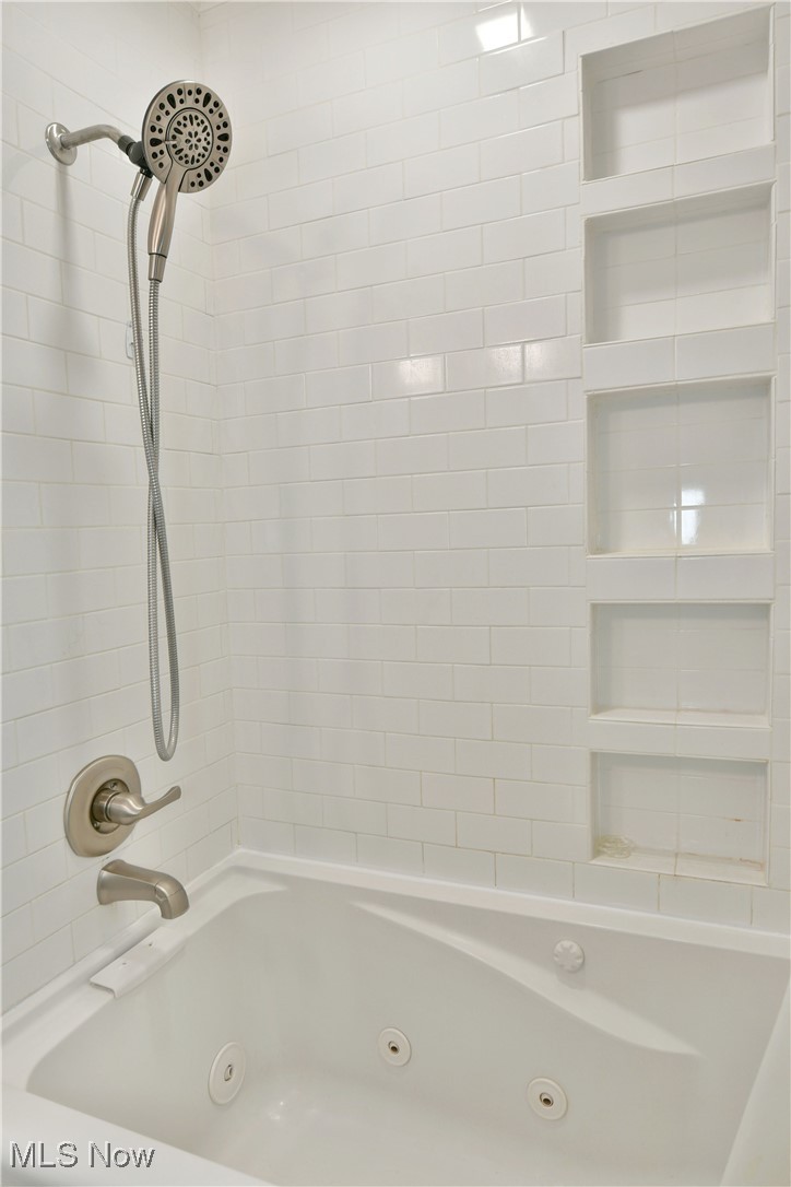 4335 Crew Hood Road Girard, OH 44420 - Photo 36 of 50 Bathroom with tiled shower / bath