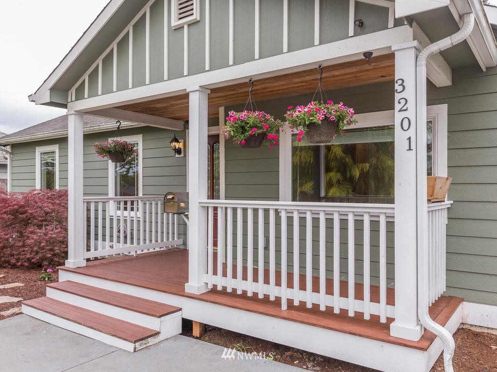 3201 Southwest Roxbury Street Seattle, WA 98126 - Photo 1 of 25 Gallery Image 1